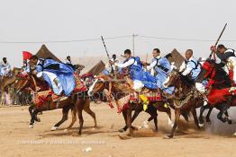 Image du Maroc Professionnelle de  Course typiquement marocaine dite ''la Fantasia'' organisé dans un site désertique sur lequel la ville de Tan Tan a toujours accueilli la majorité des tribus et des grandes familles nomades du désert lors d'un grand moussem, Samedi 24 Mars 2012. (Photo / Abdeljalil Bounhar)

 